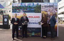 Przedstawiciele firm AIRA i Mercedes-Benz z nagrodami w Cannes.