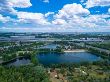 <p>Kąpielisko Park Glinianki, widok z drona.</p>