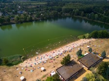 <p>Kąpielisko Park Glinianki, widok z drona.</p>