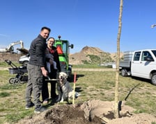 Dla Igi drzewo posadzili rodzice: Nina i Kacper, a towarzyszył im pies Racuch