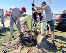 Dla Teodora drzewo posadzili rodzice Nikola i Bartek oraz siostra Gaja