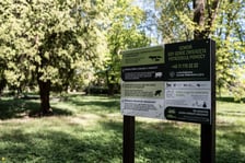 Tablica informacyjna w Parku Zachodnim z numerem interwencyjnym - 71 770 22 22.