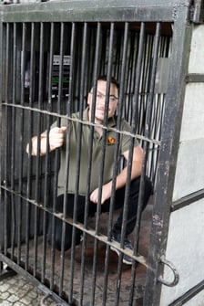 Konferencja prasowa poprzedzająca akcje "Noc w klatce" we wrocławskim zoo
