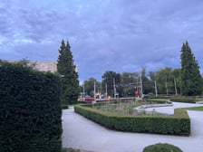 Zielony przystanek "Orla" idealnie dopełnia krajobraz okolicy