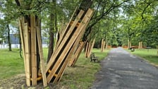 <p>Park Szczytnicki - zabezpieczenie zieleni przed pracami remontowymi, lipiec 2026</p>