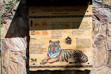 <p>Tablica informacyjna we wrocławskim zoo</p>