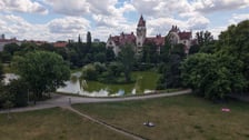 Widok na Park Tołpy i gmach Wydziału Architektury Politechniki Wrocławskiej z lotu ptaka.