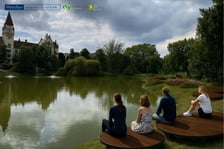 Okrągłe podesty do siedzenia nad brzegiem stawu w Parku Tołpy - wizualizacja planowanych zmian.