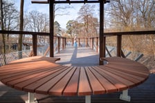 <p>Kładka nad wybiegiem niedźwiedzi we wrocławskim zoo, zdjęcie z wiosny 2026</p>