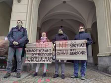 Protest w sprawie działki ze stawem przy stadionie