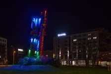 Na zdjęciu nowa iluminacja rzeźby ?Pociąg do nieba? na placu Strzegomskim we Wrocławiu