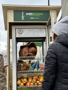 Na Tarnogaju przy ul Henrykowskiej 2 przed siedzibą rady osiedla działa już siedemnasta we Wrocławiu Jadłodzielnia Foodsharing.