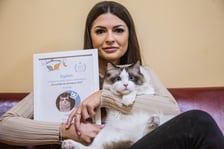 <p>Koko to 1,5-roczny dostojny kocur rasy Ragdoll, zeszłoroczny zwycięzca konkursu Kocia Piękność Wrocławia 2022. Jest towarzyski, bardzo uczuciowy a przede wszystkim oczkiem w głowie swoich właścicieli. Uwielbia aportować kocie piłki i bawić się w berka. Chętnie wita gości i uwielbia podr&oacute;żować. Każda domowa czynność odbywa się z jego udziałem. Cud nie kot!</p>
<p>&nbsp;</p>