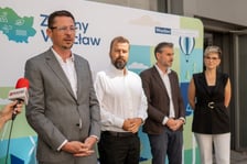 Przewodniczący Rady Miejskiej Wrocławia Sergiusz Kmiecik, miejski radny Paweł Karpiński, wiceprezydent Wrocławia Bartłomiej Ciążyński oraz dyrektorka Departamentu Zrównoważonego Rozwoju Katarzyna Szymczak-Pomianowska zachwalali urok Lasku Oporowskiego i podkreślali potrzebę jego ochrony.