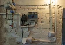 w piwnicy znajduje się urządzenie sterujące instalacją