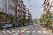 <p>Ulica Chrobrego we Wrocławiu z nasadzeniami zieleni wysokiej.</p>