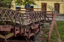 Kładka św. Antoniego nad miejską fosą w centrum Wrocławia