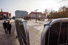 Plac Nowy Targ został ogrodzony. Rozpoczyna się tam przebudowa, która zazieleni betonowy do tej pory plac