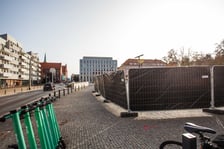 Plac Nowy Targ został ogrodzony. Rozpoczyna się tam przebudowa, która zazieleni betonowy do tej pory plac