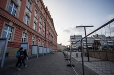 Plac Nowy Targ został ogrodzony. Rozpoczyna się tam przebudowa, która zazieleni betonowy do tej pory plac