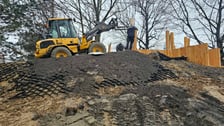 W parku Strachocińskim powstaje całoroczna górka saneczkowa