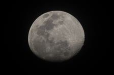 <p>Wyjątkowo zdarza się, że w miesiący pojawiają się dwie pełnie Księżyca, w&oacute;wczas tę drugą nazywamy Pełnią Niebieskiego Księżyca.</p>