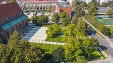 <p>Koszt inwestycji: 3,14 mln zł</p>
<p class="c-lead" data-lead="">Kiedyś był tam parking, od 2020 r. jest piękna zielona przestrzeń w centrum miasta, na kt&oacute;rej odbywają się m.in. wydarzenia społeczno-kulturalne. <a href="https://www.wroclaw.pl/zielony-wroclaw/zielony-skwer-wroclawianek-ulica-bernardynska-stare-miasto-wroclaw" target="_blank" rel="noopener">Skwer wrocławianek to ponad 6 tys. mkw. przestrzeni przyjaznej mieszkańcom, stworzonej z myślą o łagodzeniu skutk&oacute;w zmian klimatycznych.</a></p>