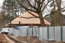 <p>Budowa nowej Lwiarni w zoo Wrocław. Opr&oacute;cz lw&oacute;w na wybiegu zamieszkają też surykatki</p>