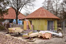 <p>Mniejsze pawilony też już stoją</p>