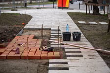 Budowa drewnianego siedziska w centrum Wrocławia