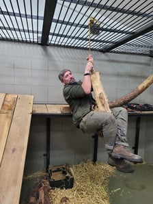 Praca opiekuna ssaków drapieżnych nie należy do lekkich, ale daje dużo satysfakcji