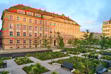 Zielony plac Nowy Targ o wschodzie słońca
