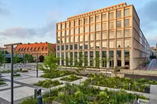 Zielony plac Nowy Targ o wschodzie słońca