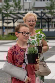 Na otwarciu placu Nowy Targ Zarząd Zieleni Miejskiej rozdawał sadzonki, Ekosystem nawóz zrobiony z naszych bioodpadów, a MPWiK częstowało zdrową karanówką okraszoną owocami.