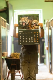 Pracownicy zoo z kalendarzem