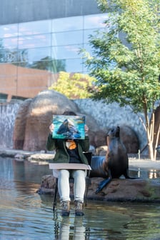 Pracownicy zoo z kalendarzem