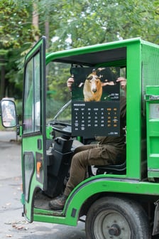 Pracownicy zoo z kalendarzem