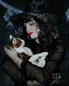Diabelnie urocze zwierzęta ze schroniska polecają się do adopcji - niezwykła sesja na Halloween