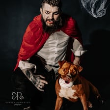Diabelnie urocze zwierzęta ze schroniska polecają się do adopcji - niezwykła sesja na Halloween