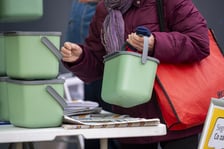 Akcja rozdawania pojemników bio na targowisku przy ul. Niedźwiedziej we Wrocławiu