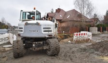 Prace na ul. Konduktorskiej, Braci Hofmannów i Cegielskiego na wrocławskim Jagodnie. MPWiK Wrocław buduje tam nową sieć kanalizacji deszczowej o długości 650 m, zbiornik retencyjny o pojemności 760 m.sz. oraz przepompownię wód deszczowych.