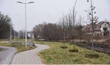 Prace na ul. Konduktorskiej, Braci Hofmannów i Cegielskiego na wrocławskim Jagodnie. MPWiK Wrocław buduje tam nową sieć kanalizacji deszczowej o długości 650 m, zbiornik retencyjny o pojemności 760 m.sz. oraz przepompownię wód deszczowych.