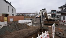 Prace na ul. Konduktorskiej, Braci Hofmannów i Cegielskiego na wrocławskim Jagodnie. MPWiK Wrocław buduje tam nową sieć kanalizacji deszczowej o długości 650 m, zbiornik retencyjny o pojemności 760 m.sz. oraz przepompownię wód deszczowych.