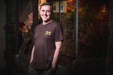 <p>Damian Konkol, specjalista ds żywienia we wroclawskim zoo</p>