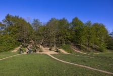 Wzgórze Andersa położone na osiedlu Huby, między ulicami Petrusewicza, Borowską, Kamienną a Ślężną - 142 m n.p.m.