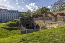 Na wzgórzu Polskim (127 m n.p.m.) znajduje się Bastion Ceglarski