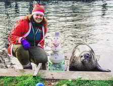 <p>Milena Daleczko, jej podopieczna i tort-bałwanek</p>