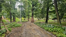 <p>Skwer między ulicami ul. Długosza a al. Kromera na osiedlu Karłowice-R&oacute;żanka&nbsp; -&nbsp; prace w lipcu 2025</p>