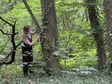 Gra Geocaching w jednym z wrocławskich parków