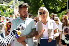 <p>Pierwsze urodziny tygrys&oacute;w-czworaczk&oacute;w z wrocławskiego zoo. Na zdjęciu od lewej Tomasz J&oacute;źwik, prezes wrocławskiego zoo oraz Renata Granowska, wiceprezydent Wrocławia.</p>